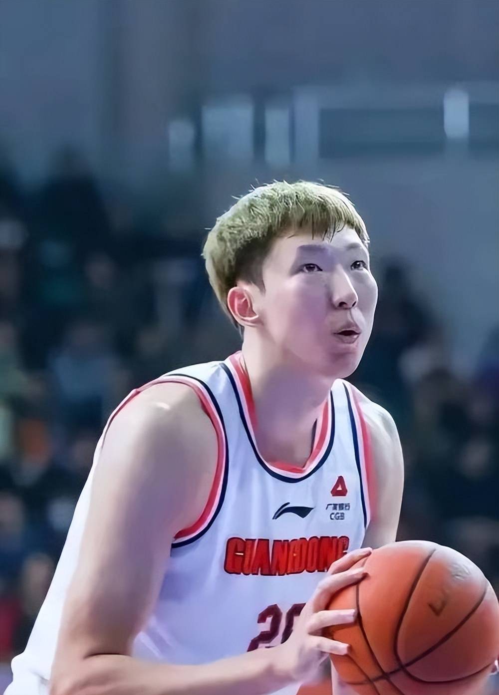 周琦31分曾凡博28+10首钢大胜福建广东胜广州(周琦 cba)