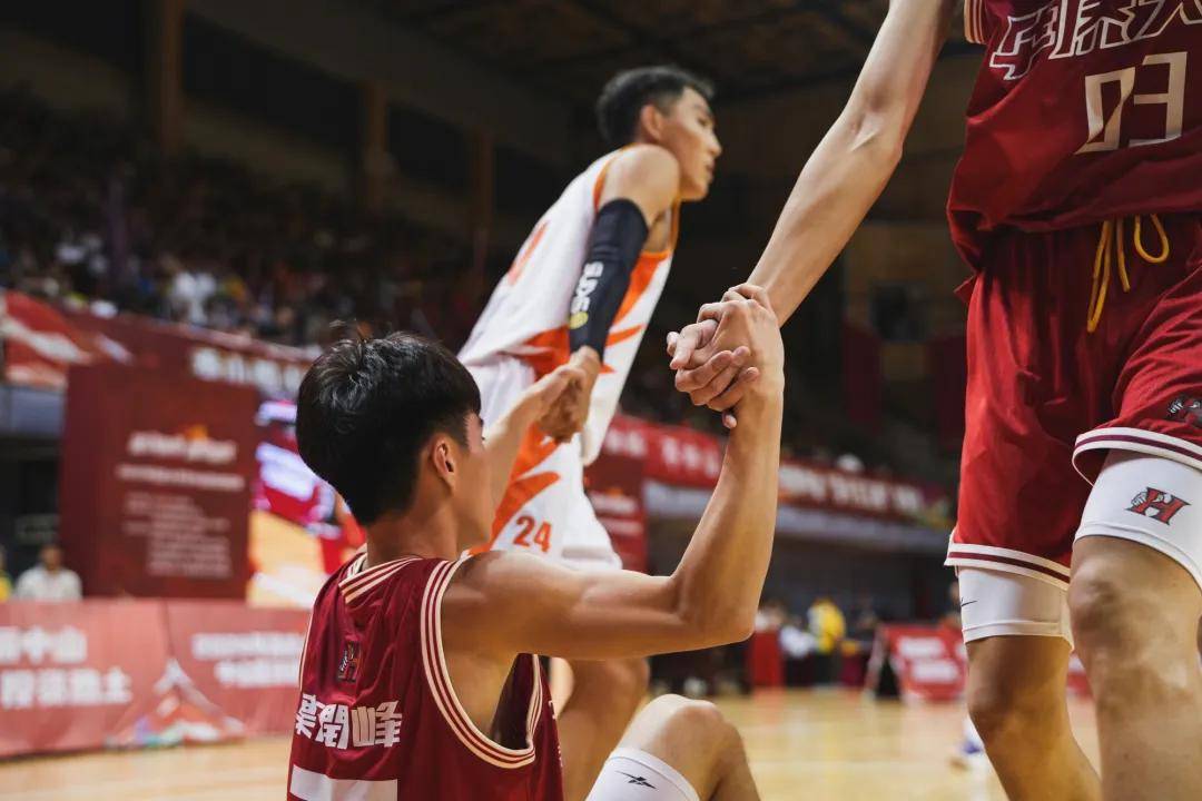 叶润峰全场16中4，三分14中2得到10分3板2助1抢断的简单介绍