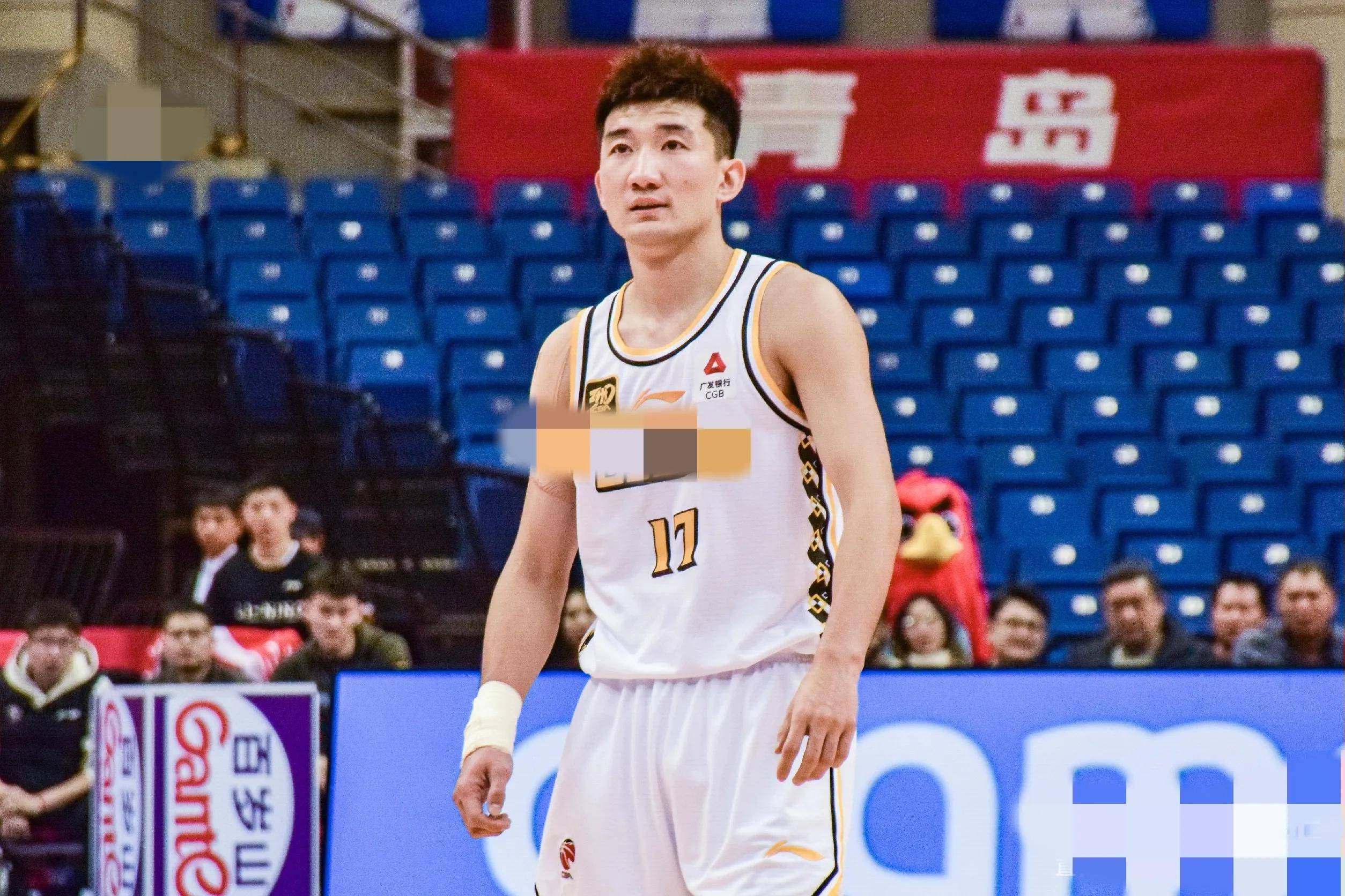 杨瀚森背靠背10+5+5失误夏联次战开拓者遭灰熊逆转