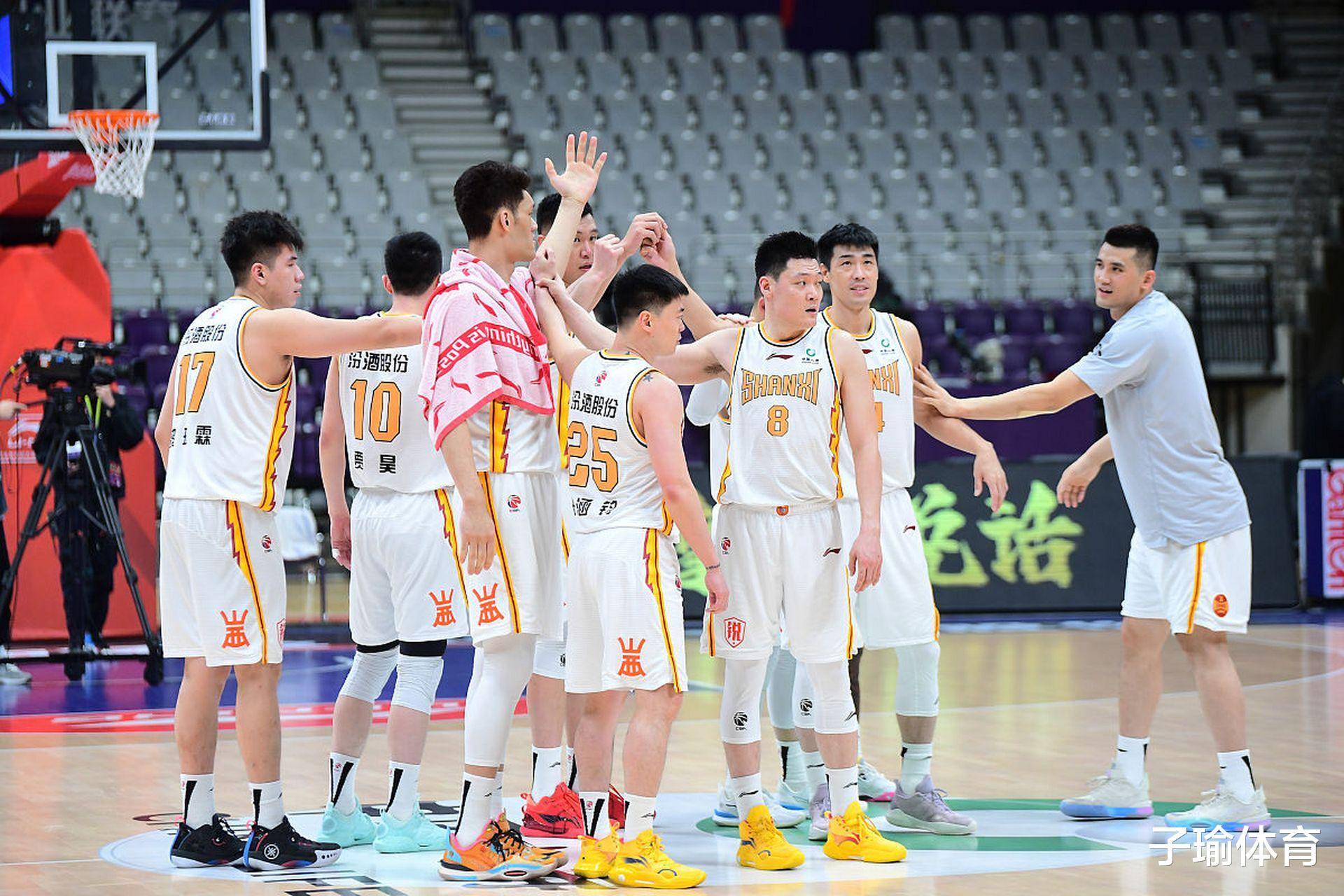 米兰体育-李弘权21分上海大胜广东张宁21分山西负同曦