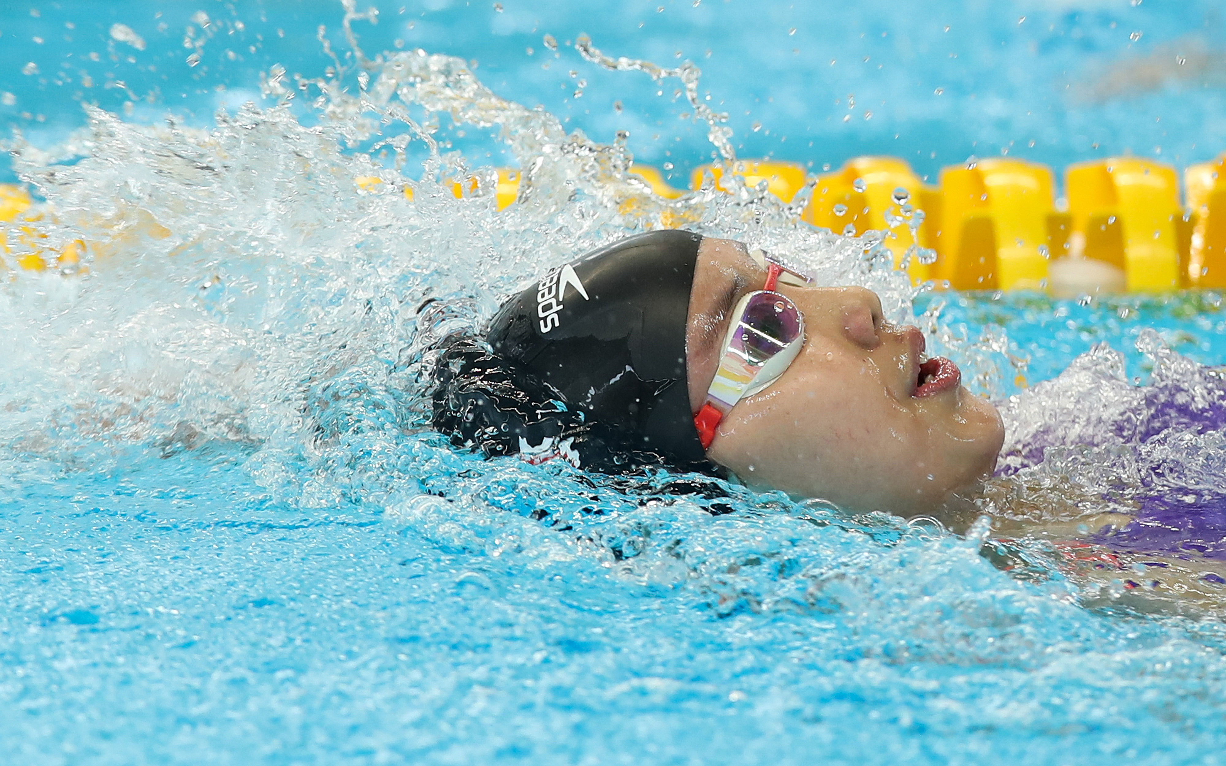 女子200米仰泳：彭旭玮力压美国名将史密斯，小组头名晋级