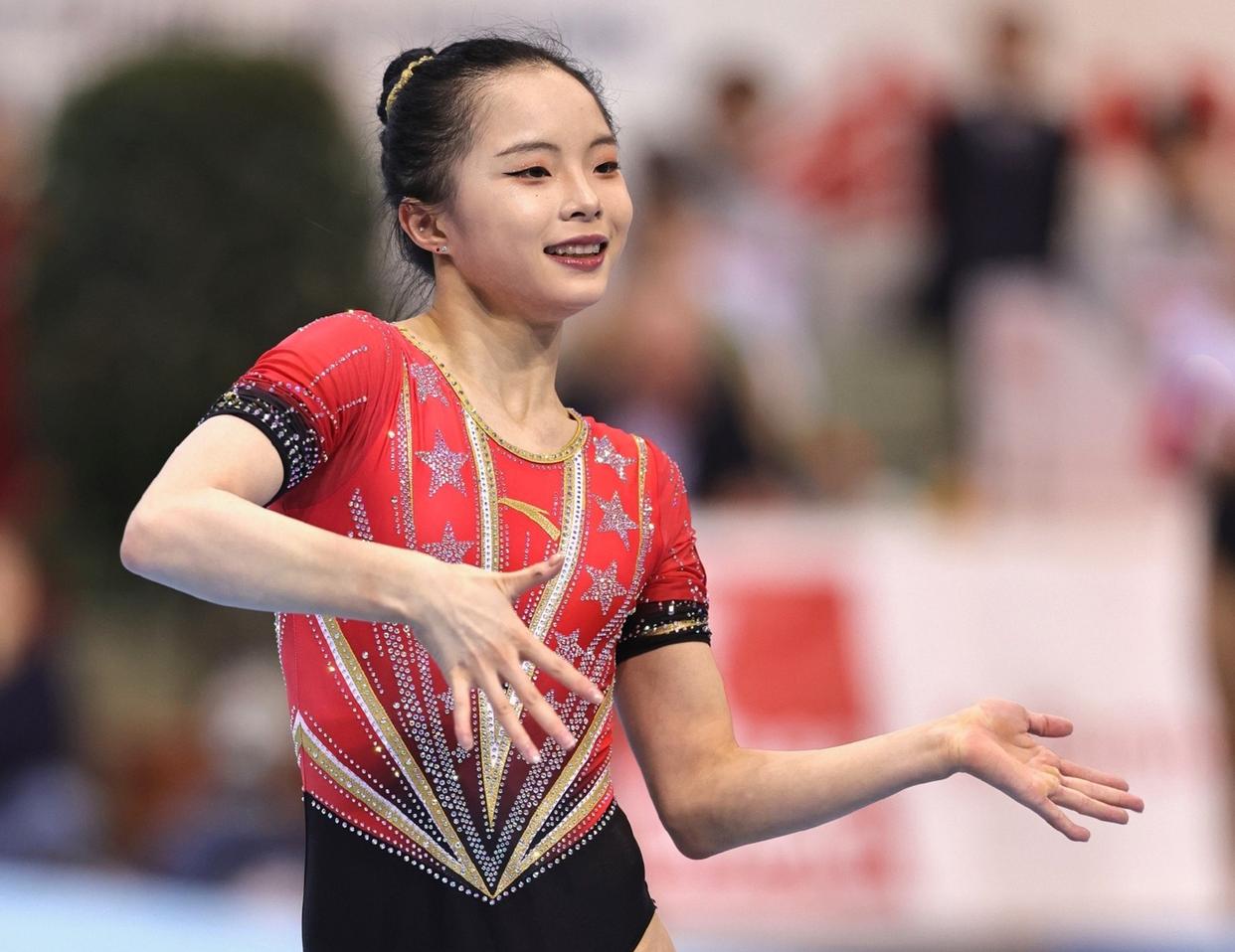 米兰体育-体操冠军优雅登场，经典动作惊艳